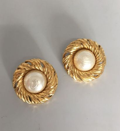 null YVES SAINT LAURENT Left Bank 

Pair of circular ear clips in gold metal and...