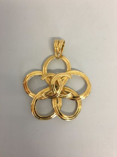 null CHANEL Spring 1996 Gold-plated metal flower pendant with the brand's logo 
...