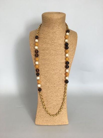null CHANEL 

Long necklace in gilt metal, pearly pearls and orange and brown bakelite...