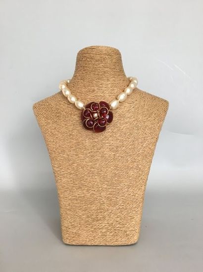 null CHANEL Choker necklace with pearly pearls and camellia pattern of red glass...