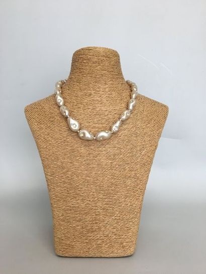 null CHANEL 1984 Necklace with baroque pearly pearls and rhinestones 

Length: 4...