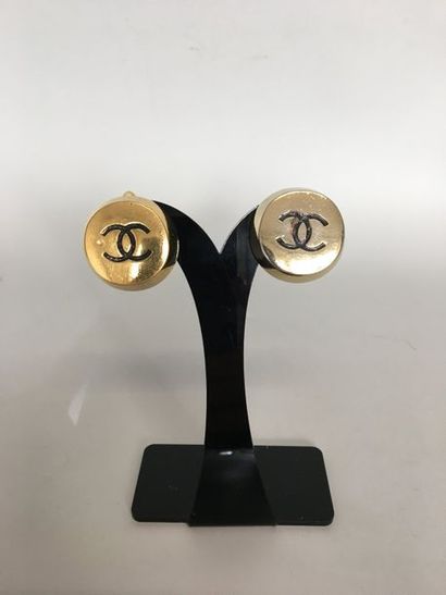 null CHANEL 2006 Pair of ear clips in gold metal and black enamel with the brand's...