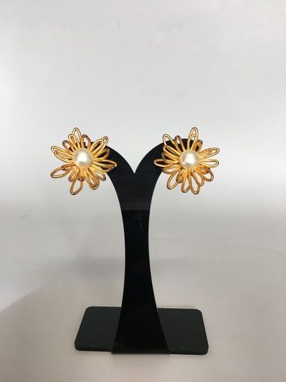 null Yves SAINT LAURENT Pair of gold metal flower and pearly pearl ear clips - signed...