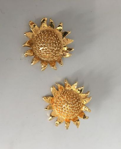 null Yves SAINT LAURENT Pair of gold plated metal sunflower ear clips - unsigned

diam...