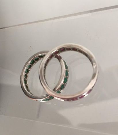null 2 American wedding rings in 750 thousandths white gold decorated with emeralds...