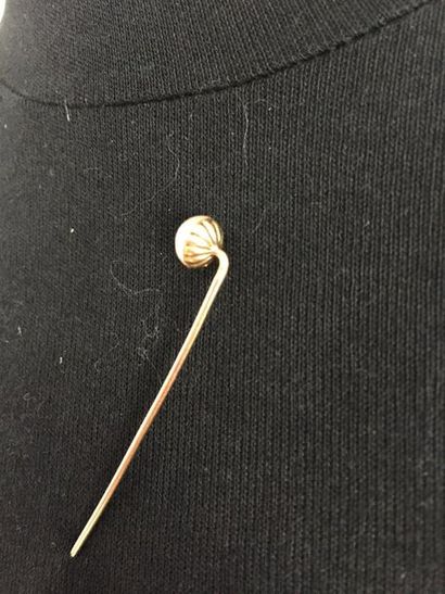 null Tie pin gold 750 mils and pearl button pin metal gross weight 1.5 g