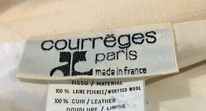 null COURREGES Paris Tailleur en lainage ivoire ceinture et boutons de cuir fauve...