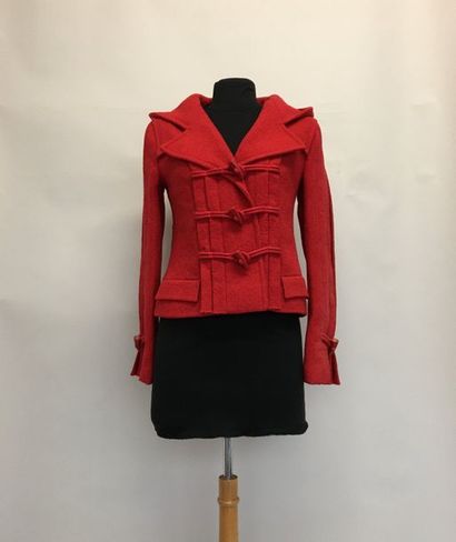 null CHANEL Veste chaperon rouge en lainage boutonnage en résine au sigle de la marque...