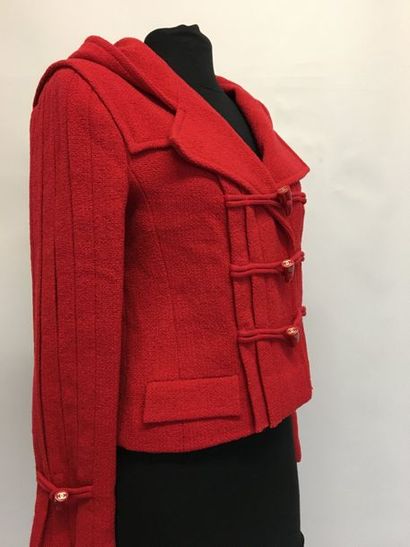 null CHANEL Veste chaperon rouge en lainage boutonnage en résine au sigle de la marque...