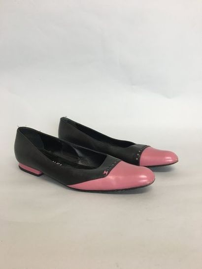 null CHANEL Pair of bicolor black and old pink pumps with the brand logo Size 36,5cm

(good...