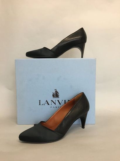 null LANVIN Winter 2009 Pair of black leather and satin pumps Size 40

(with its...