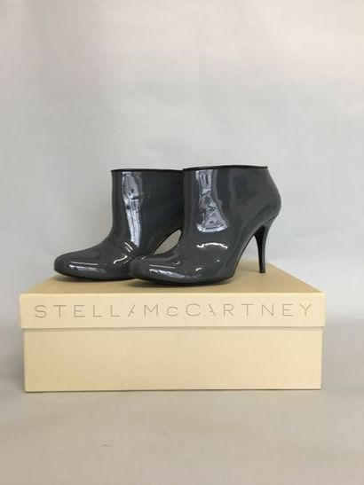 null STELLA MC CARTNEY Pair of grey patent leather boots Size 40

(with its box -...