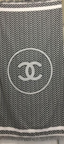 null CHANEL Made in Italy

Black and white terry towel with the brand's logo - 185...