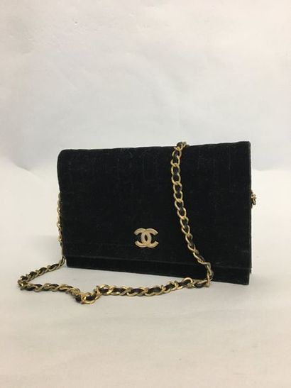 null CHANEL Small black velvet clutch bag shoulder strap gold metal chain and lace...