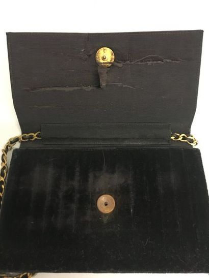 null CHANEL Small black velvet clutch bag shoulder strap gold metal chain and lace...
