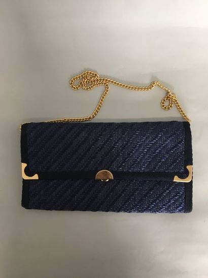 null Blue raffia clutch bag with gold metal chain shoulder strap