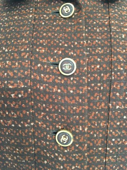 null CHANEL Haute Couture Suit in printed brown wool - Buttons in gilded metal with...