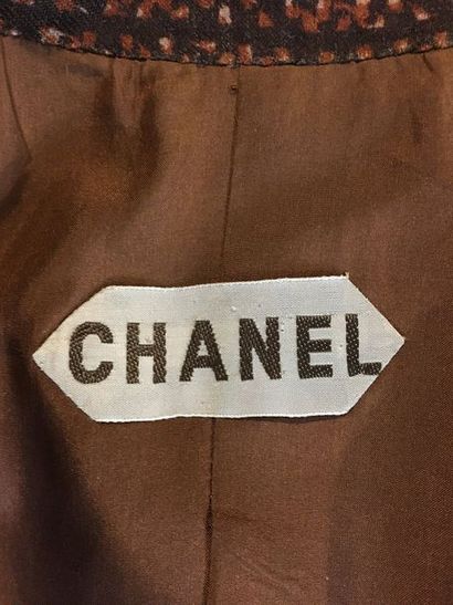 null CHANEL Haute Couture Suit in printed brown wool - Buttons in gilded metal with...