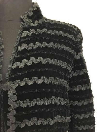 null Attributed to CHANEL Black velvet and chenille lace overcoat dress - Zipped...