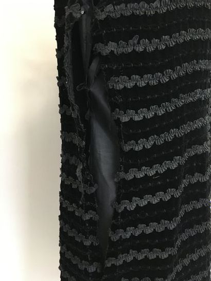 null Attributed to CHANEL Black velvet and chenille lace overcoat dress - Zipped...