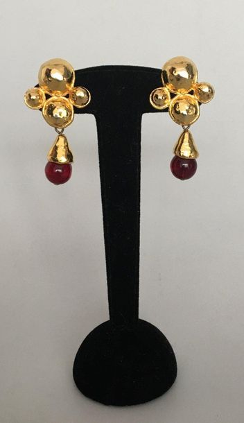 null HERVE VAN DER STRAETEN Pair of ear clips in hammered gold metal and red glass...