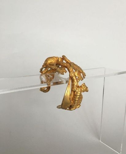 null MERCEDES ROBIROSA Bracelet manchette en metal doré ajouré à décor de fond marin...