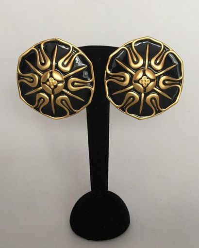 null KARL LAGERFELD Pair of lotus flower ear clips in gold metal and black enamel...