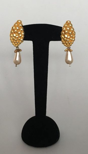 null HERVE VAN DER STRAETEN Pair of golden metal ear clips holding a pearly pearl...
