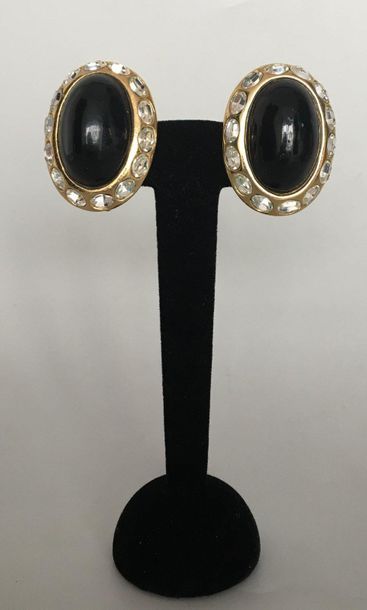 null YVES SAINT LAURENT
Pair of oval ear clips in gold plated metal decorated
with...