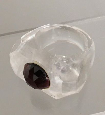 null Rock crystal signet ring set with a faceted garnet in Art Deco style. 

TDD:...