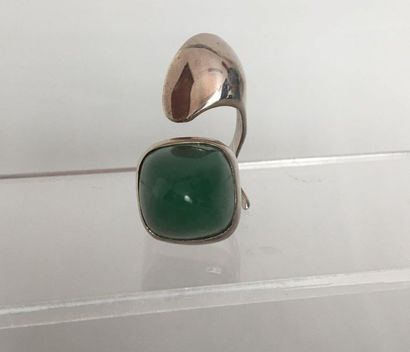null Free-form ring in silver 925 thousandths decorated with a green agate cone circa...