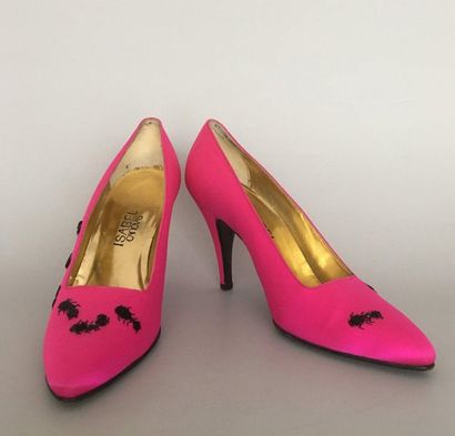 null ISABEL CANOVAS by LESAGE Pair of fuschia satin pumps embroidered with black...