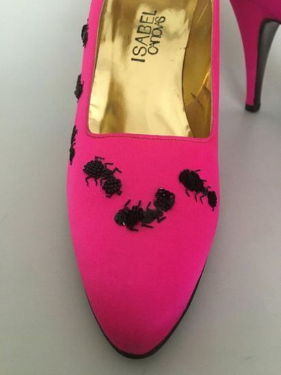 null ISABEL CANOVAS by LESAGE Pair of fuschia satin pumps embroidered with black...