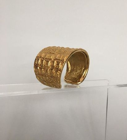 null YVES SAINT LAURENT by ROBERT GOOSSENS Gold metal crocodile cuff - signed 

6...