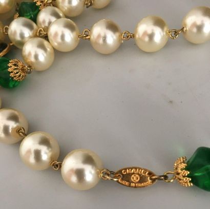 null CHANEL par GRIPOIX Long sautoir en métal doré perles nacrées motifs floraux...