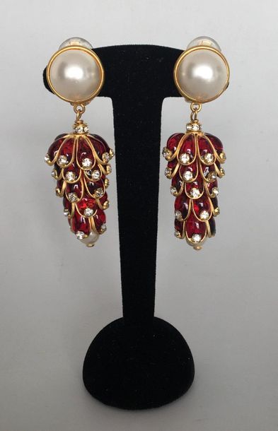 null CHANEL by GRIPOX Pair of hop ear clips in gold metal red glass paste rhinestones...