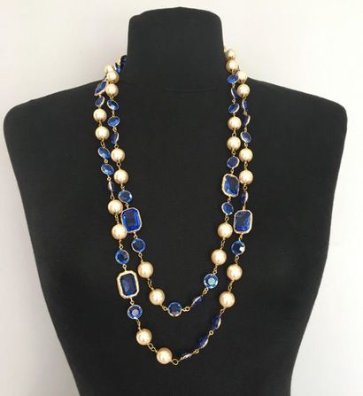 null CHANEL by GRIPOIX Long necklace in gold plated metal, pearly beads and blue...