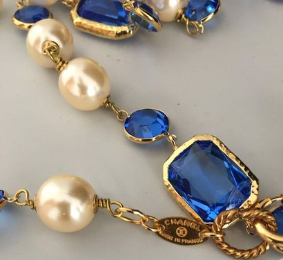 null CHANEL par GRIPOIX Long sautoir en métal doré perles nacrées et verre bleu taillé...