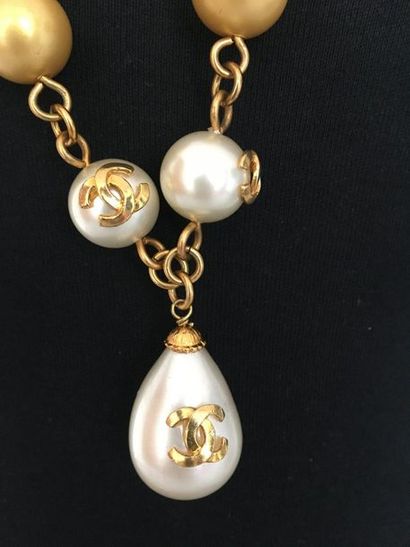 null CHANEL Sautoir en métal doré perles nacrées et dorées - signé Printemps 94

Longueur...