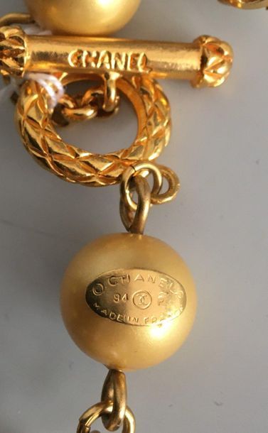 null CHANEL Sautoir en métal doré perles nacrées et dorées - signé Printemps 94

Longueur...