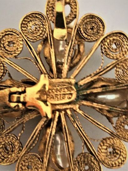 null GOOSSENS Paris Broche en métal doré filigranné à motif cruciforme orné d'un...