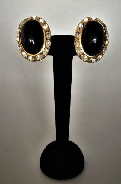 null YVES SAINT LAURENT Haute Couture
Paire de clips d'oreilles ovales en métal doré...