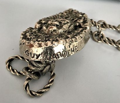 null GUY LAROCHE Collier chaine d'huissier en métal argenté à pendentif d'inspiration...