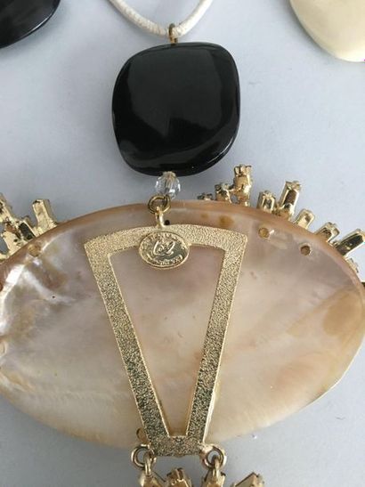 null CHRISTIAN LACROIX Collier moderniste sur cordonnet ivoire à pendants de bakelite...