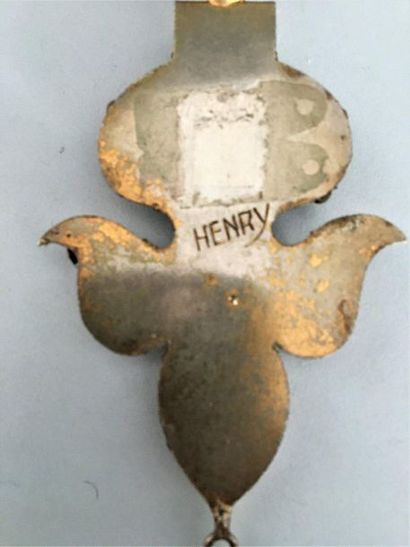 null HENRY Pendentif en métal doré patiné orné d'un cabochon de verre irisé et perles...