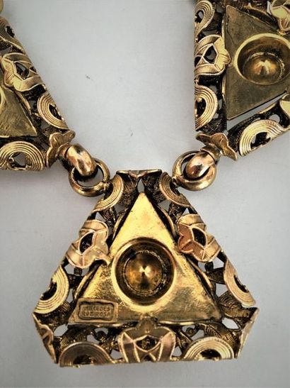 null MERCEDES ROBIROSA Collier en métal patiné et chaine en bronze à motifs triangulaires...