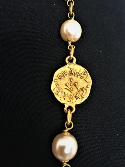 null CHANEL Made in France Sautoir en métal doré maille épi orné de perles de verre...