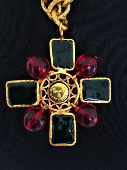 null CHANEL Made in France Collier en métal doré maille olive à 3 pendentifs croix...