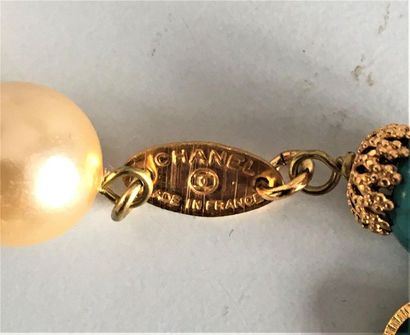 null CHANEL Made in France Sautoir en métal doré perles nacrées motifs floraux et...