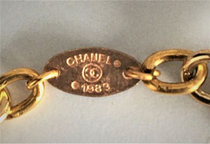 null CHANEL Made in France 1988 Sautoir en métal à 2 rangs orné de perles nacrées...
